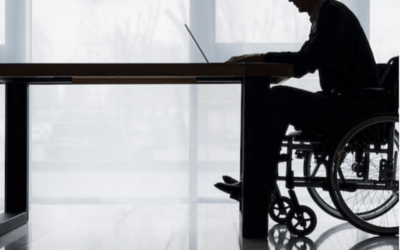 hombre en silla de ruedas frente a una mesa