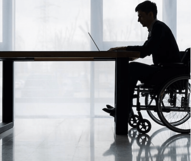 hombre en silla de ruedas frente a una mesa