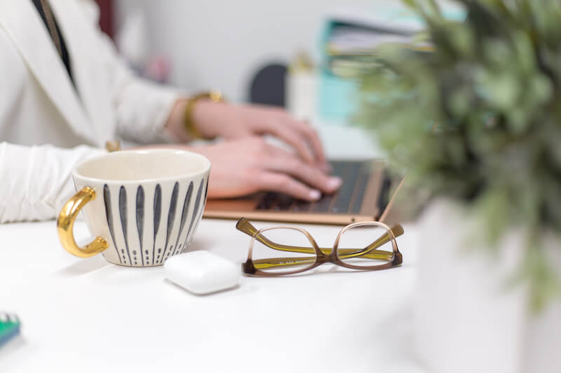 taza y gafas