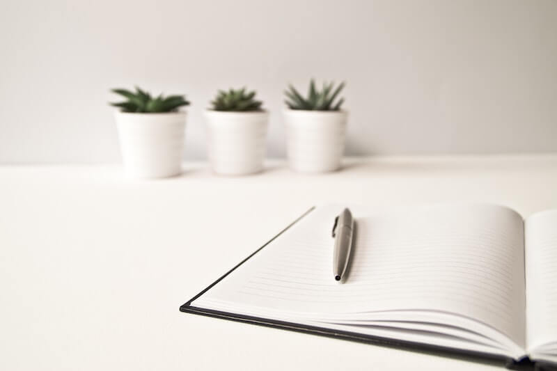 libreta y bolígrafo 3 plantas al fondo