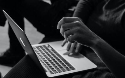 MacBook manos foto blanco y negro