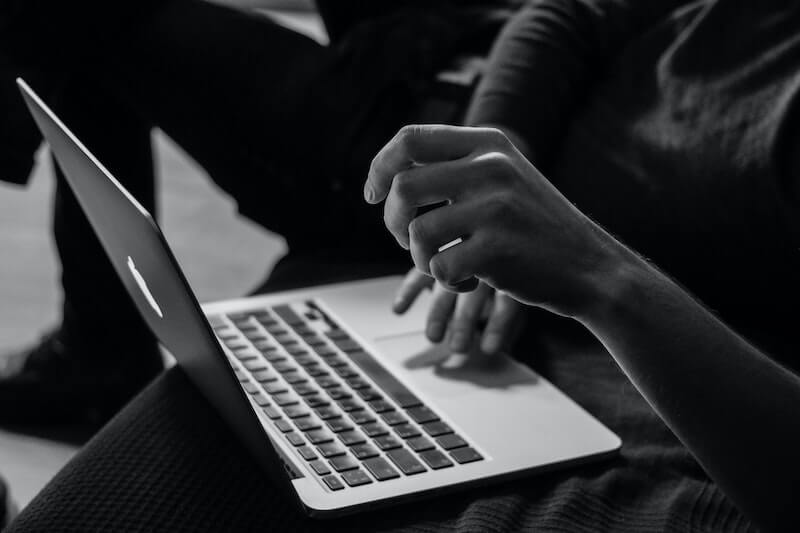 MacBook manos foto blanco y negro