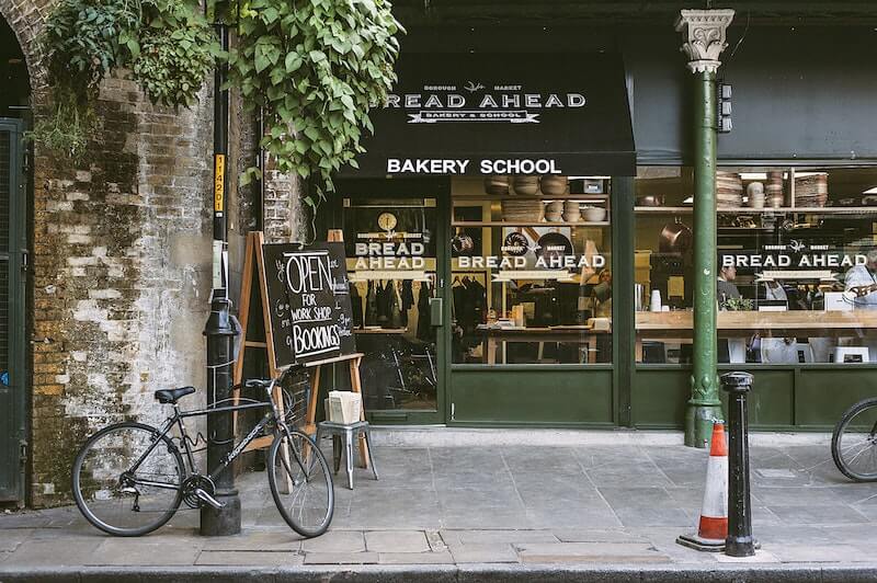 escaparate panadería bicicleta en la farola