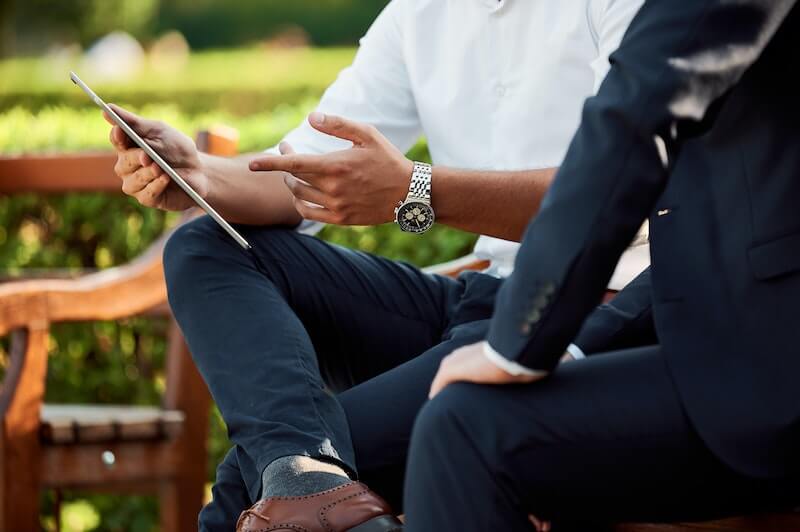 hombre muestra a otro iPad