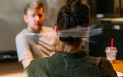 hombre frente a mujer de espaldas