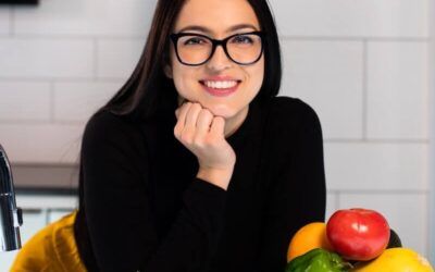 chica morena gafas sonríe frutas y verduras