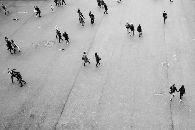 personas andando por la calle