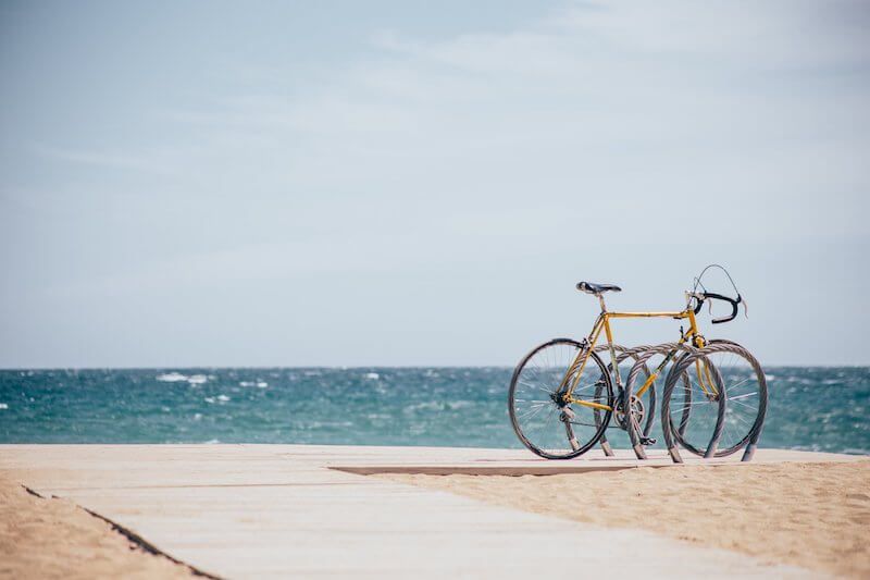 bicicleta junto al mar