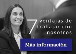 asesora fiscal aselec sonriendo a cliente