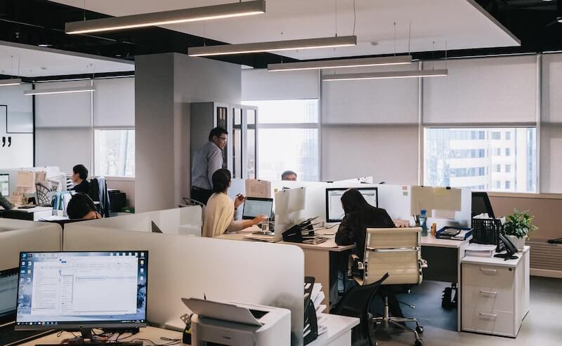 oficina mesas ordenadores empleados