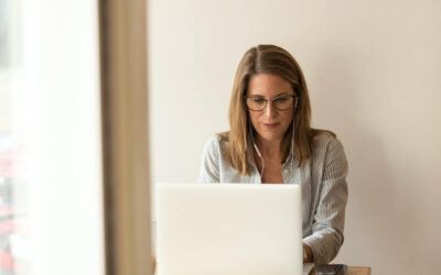 mujer frente a laptop