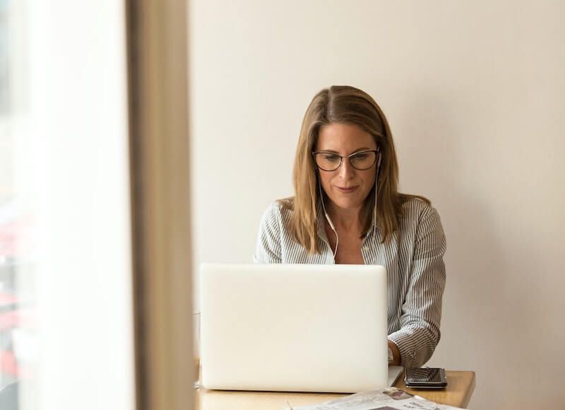 mujer frente a laptop