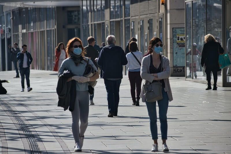 mujeres con mascarilla en la calle