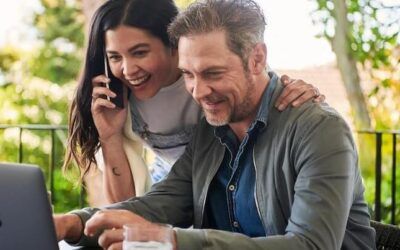 hombre mujer consultan ordenador