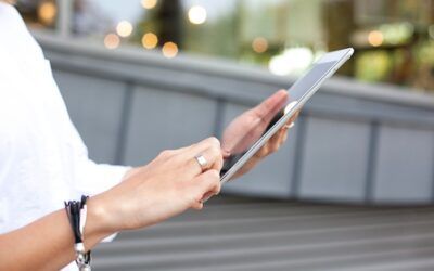 mujer consultando tablet