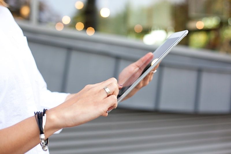 mujer consultando tablet