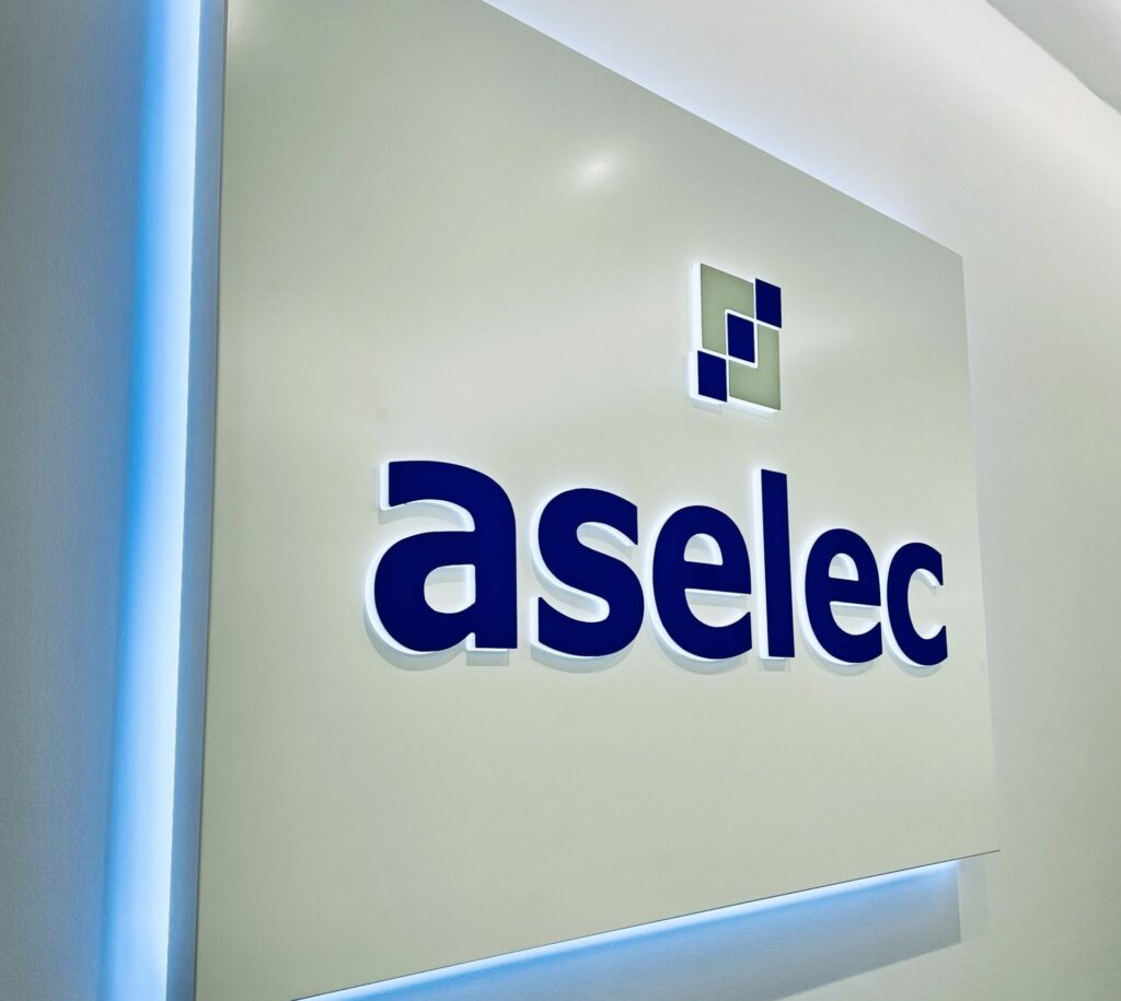 Rótulo exterior de ASELEC, asesoría fiscal en Murcia especializada en servicios integrales para empresas y pymes