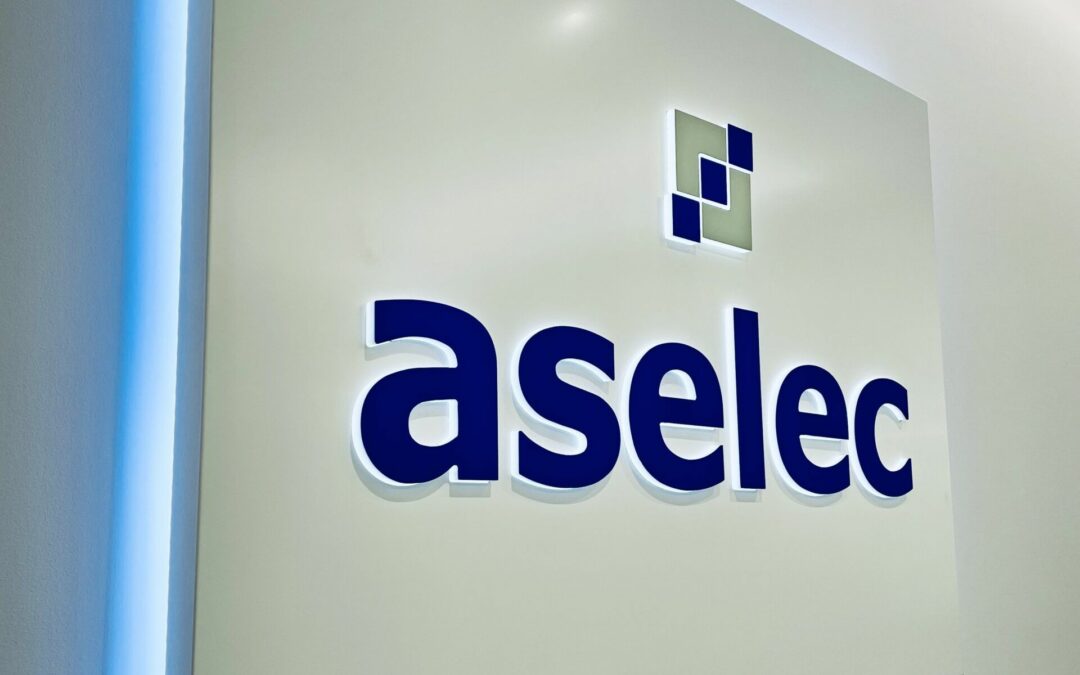 Rótulo exterior de ASELEC, asesoría fiscal en Murcia especializada en servicios integrales para empresas y pymes