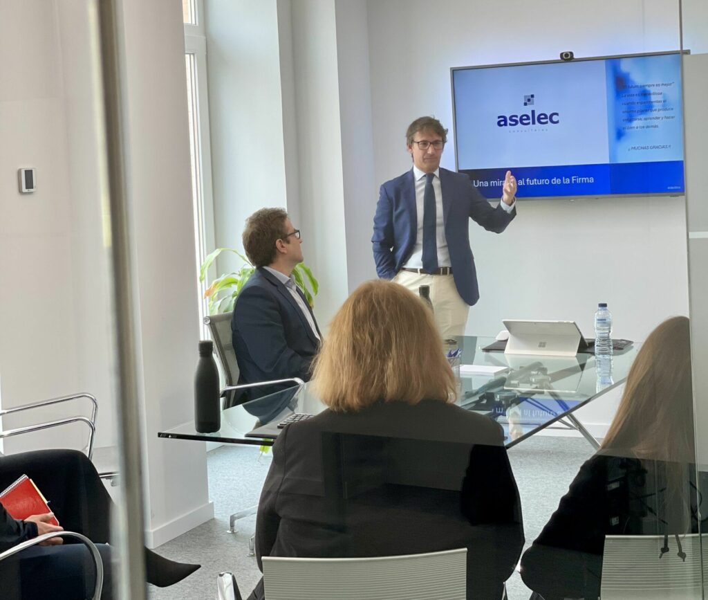 Equipo de ASELEC en sala de reunión, asesoría integral para empresas en Murcia