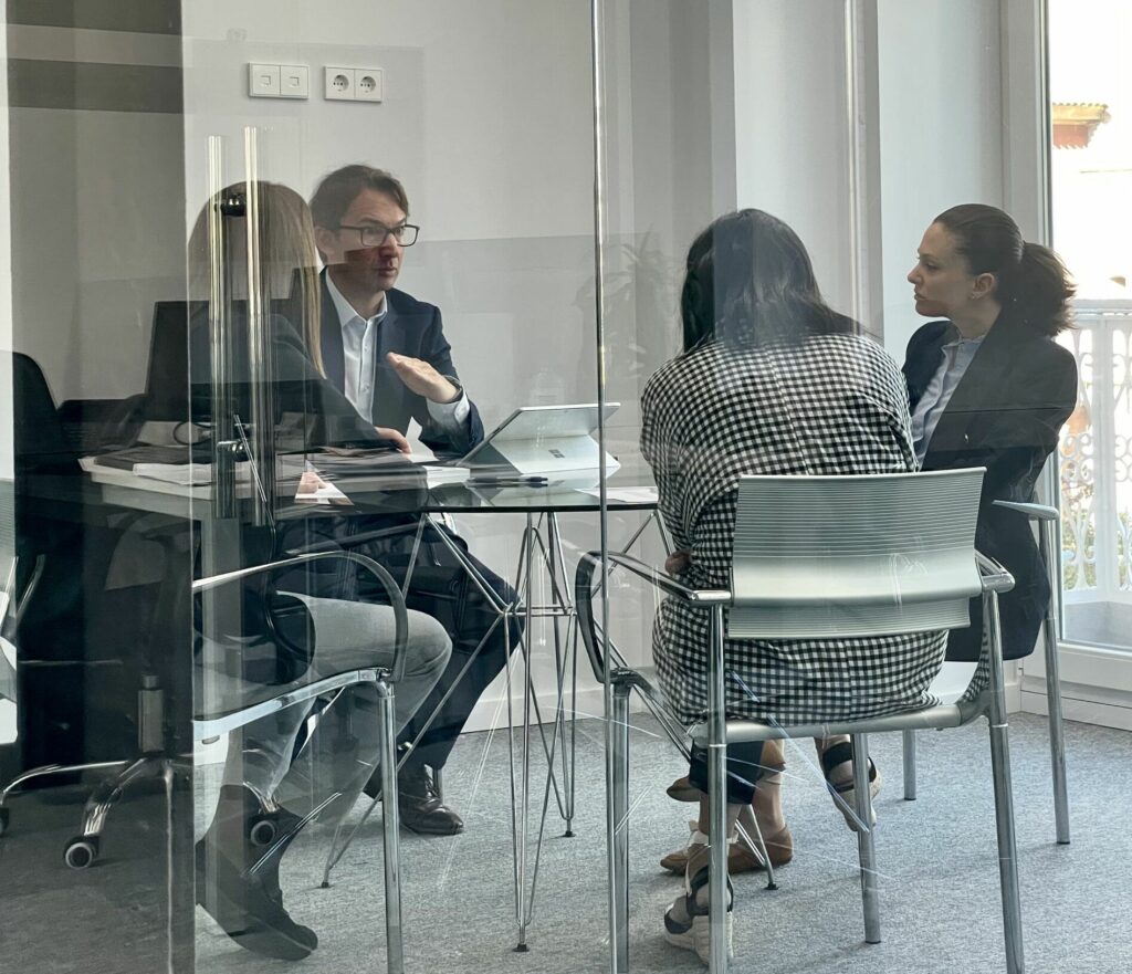Reunión de equipo en ASELEC, asesoría fiscal en Murcia, planificando estrategias fiscales para empresas y pymes
