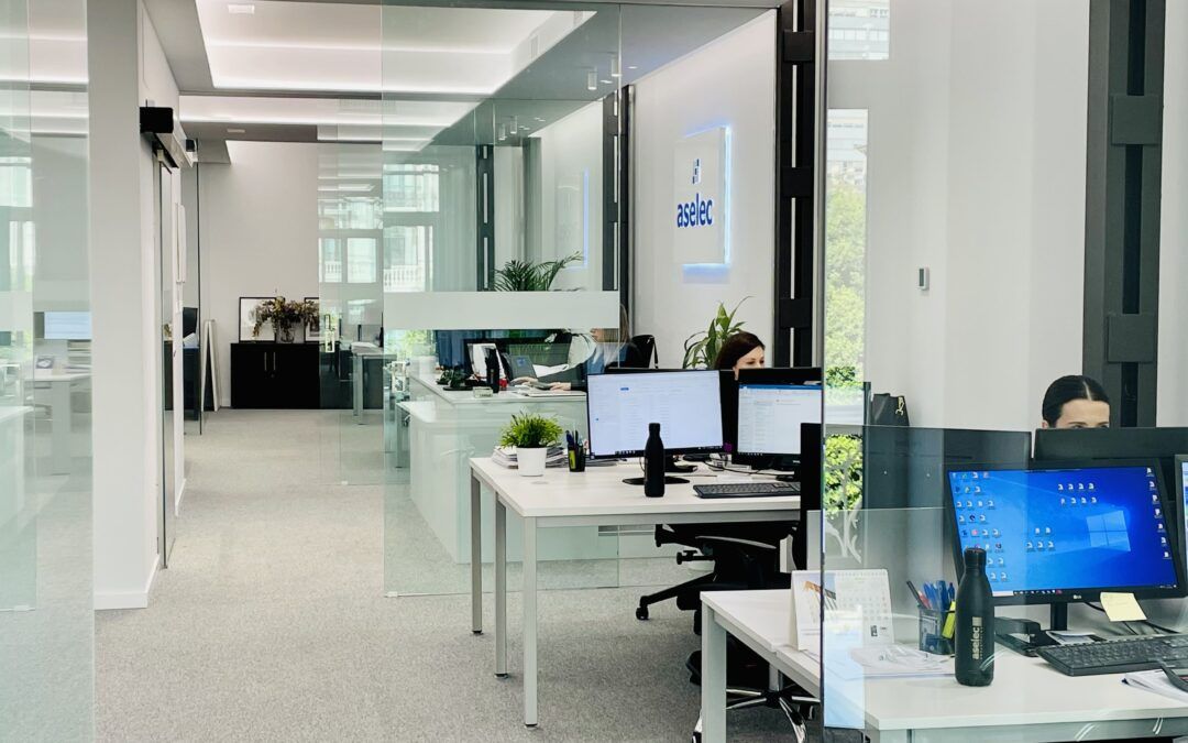 Oficina moderna de la asesoría PYME ASELEC en Murcia, con espacio de trabajo organizado y ambiente profesional.