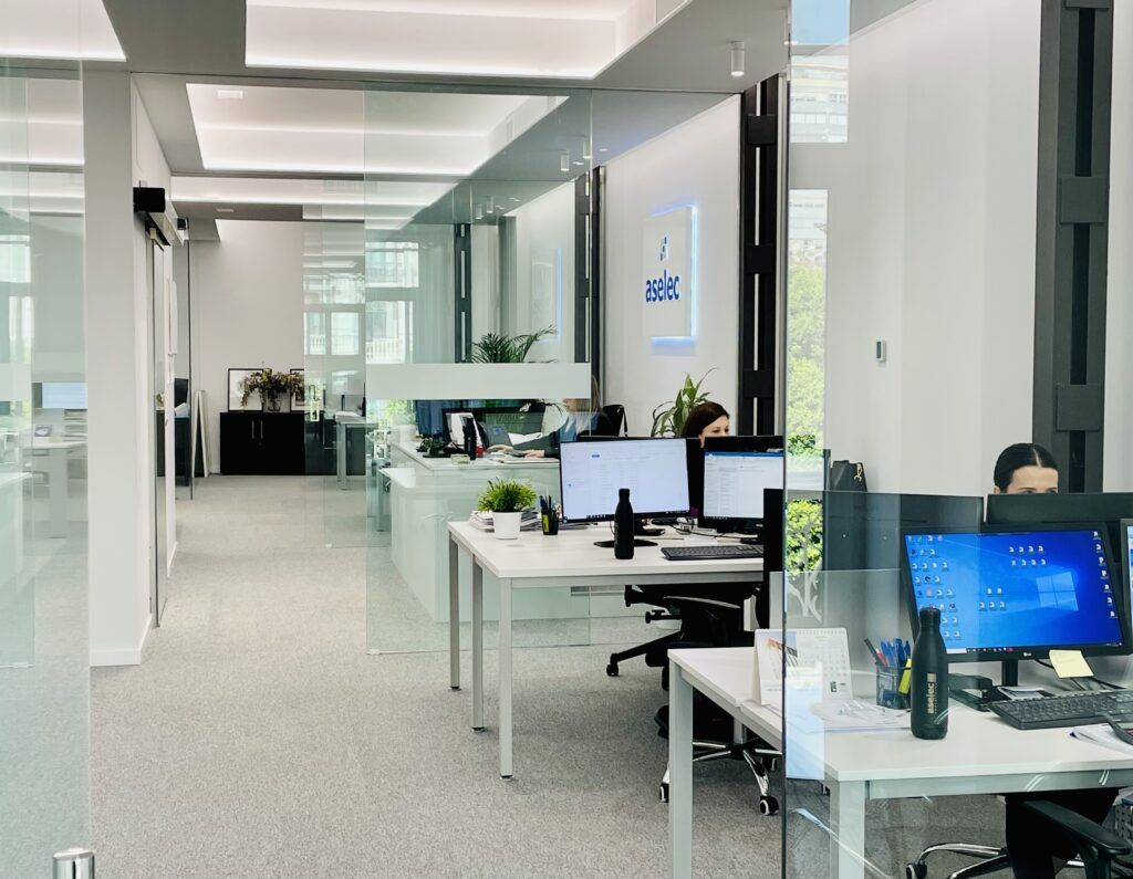  Oficinas modernas y acogedoras de ASELEC Consultores, asesoría laboral en Murcia, donde un equipo de expertos ofrece soluciones personalizadas en derecho laboral y recursos humanos.